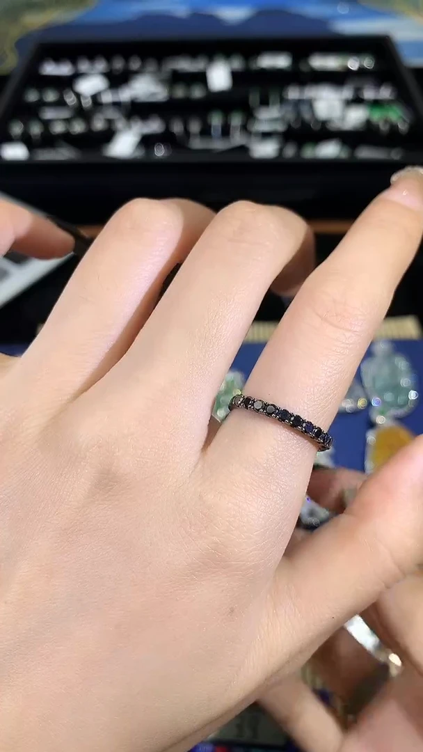 【闪购商品】钻石戒指18K金镶嵌黑钻排戒CY