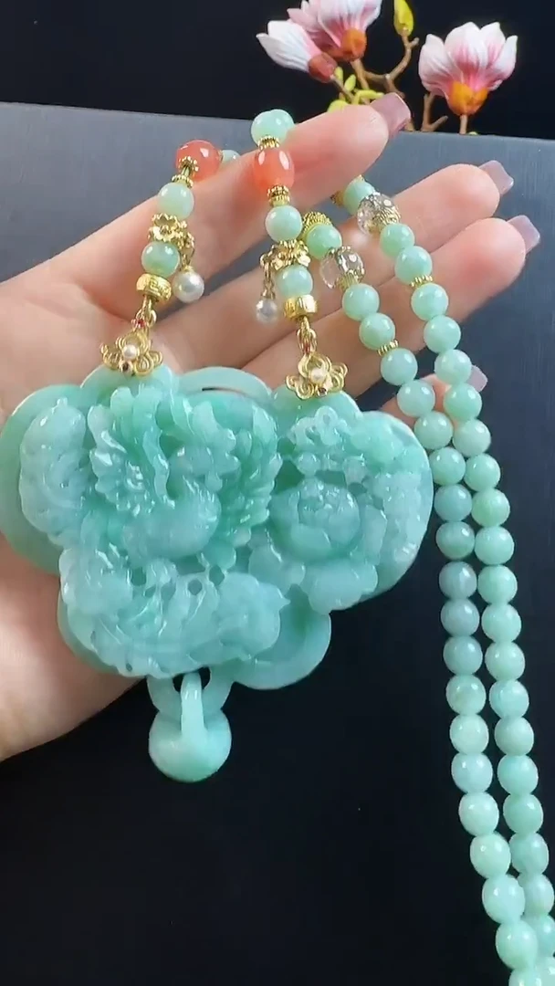颈饰未镶嵌翡翠凤牌