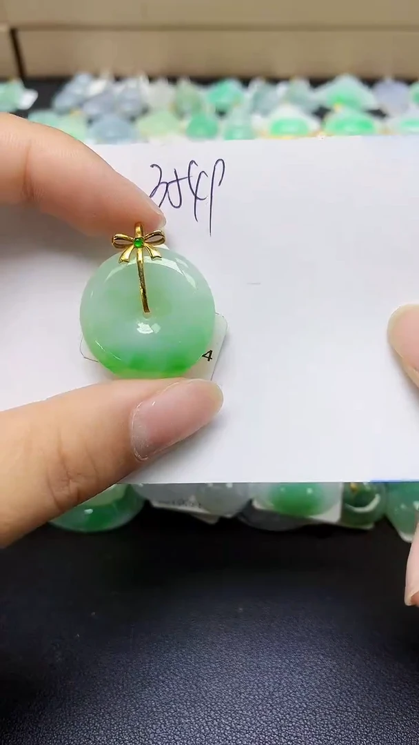 翡翠18K金镶嵌颈饰天然缅甸翡翠A货