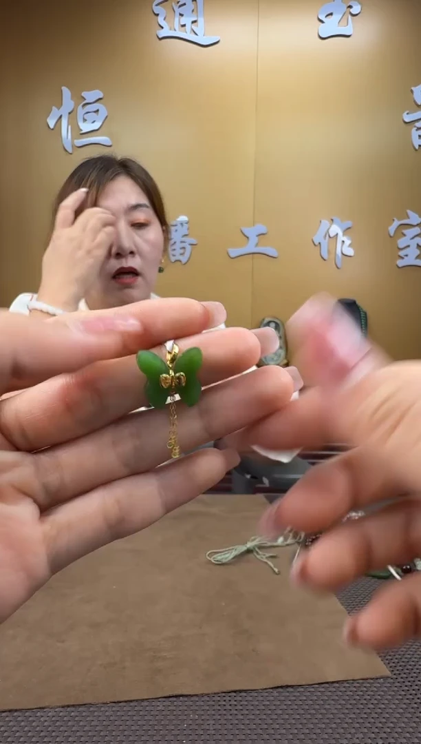 颈饰18K金镶嵌和田玉挂件