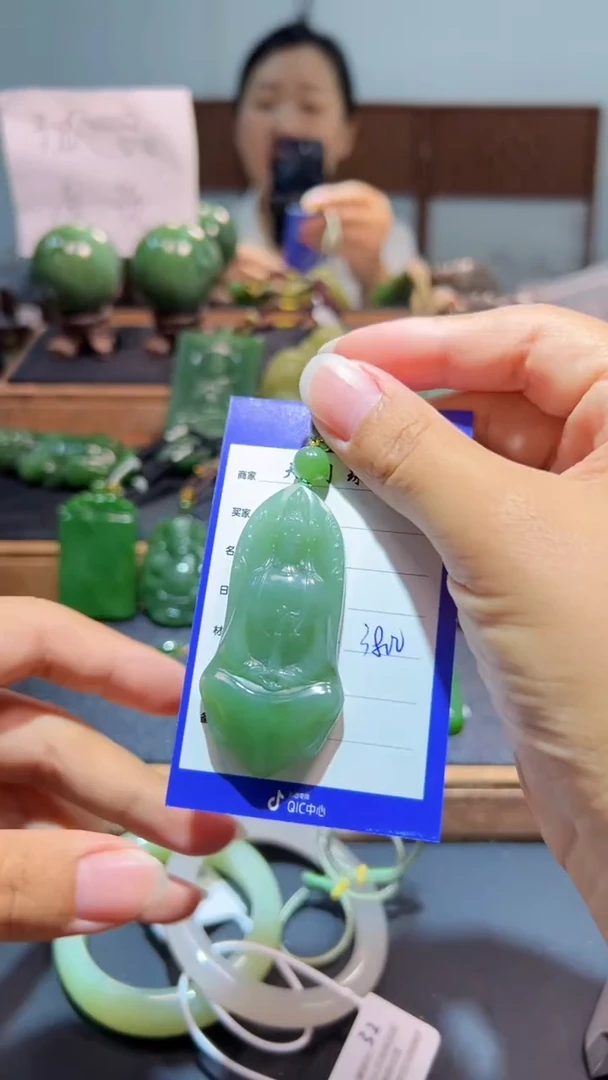 颈饰未镶嵌和田玉（碧玉）1