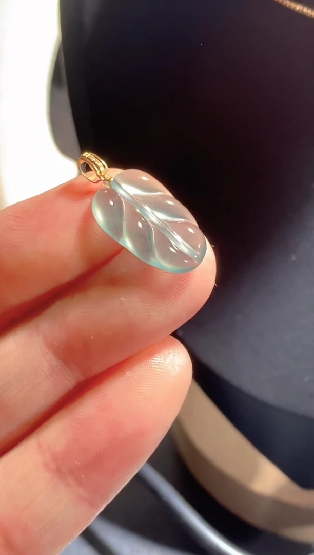 颈饰18K金镶嵌翡翠