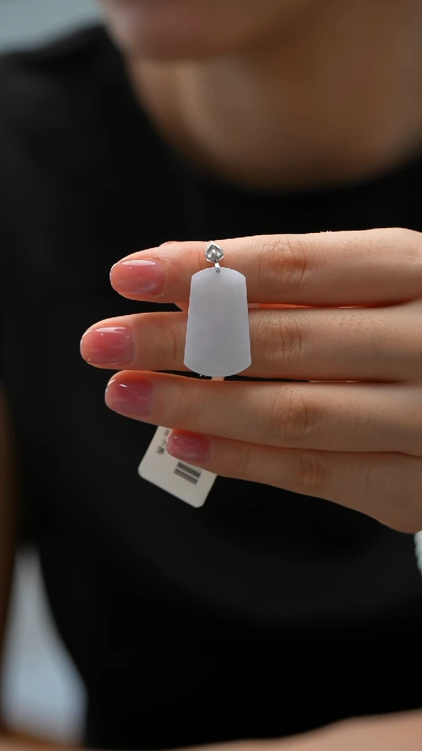 颈饰18K金镶嵌翡翠无事牌