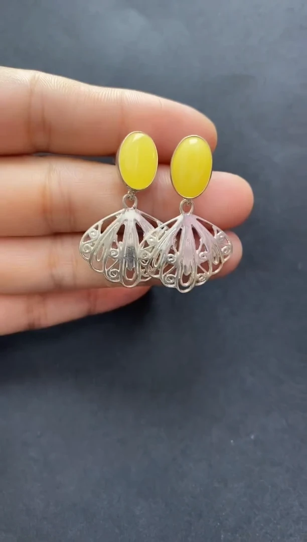 裸石琥珀未镶嵌耳坠