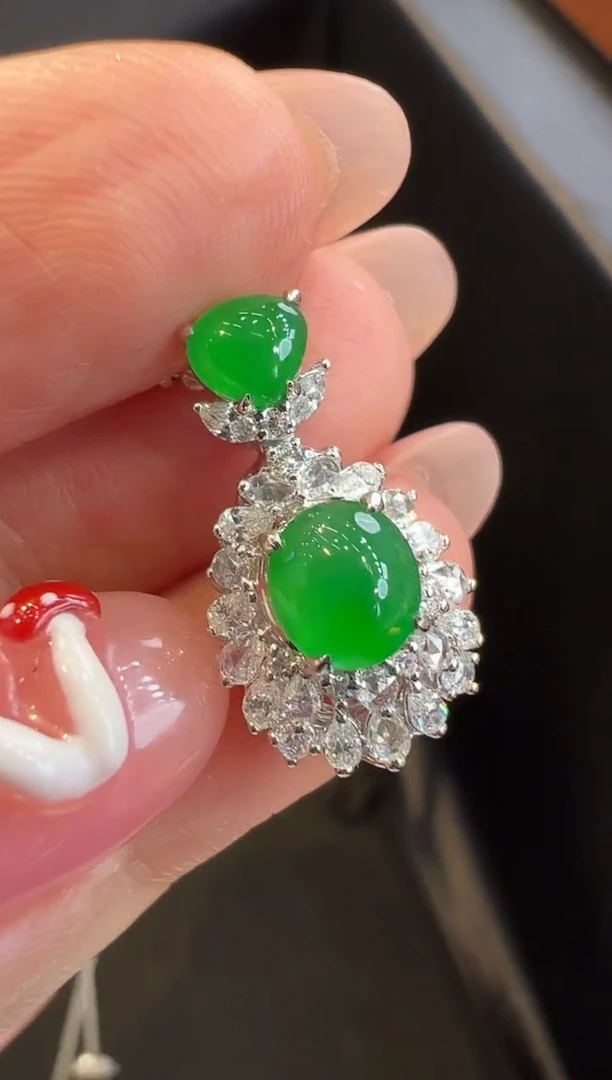 颈饰18K金镶嵌翡翠吊坠