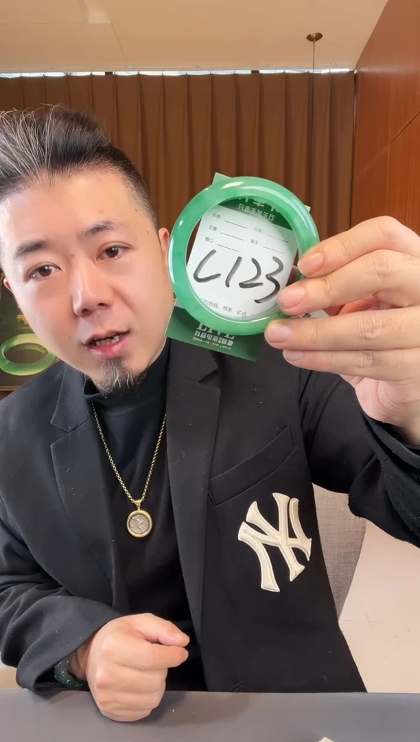 【闪购商品】石英质玉手镯未镶嵌非洲翠