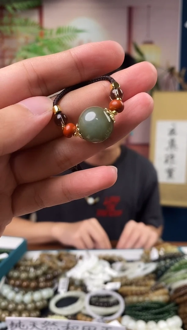 和田玉未镶嵌颈饰一物一拍