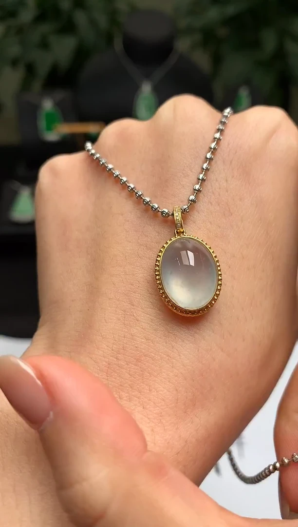 颈饰18K金镶嵌翡翠冰蛋