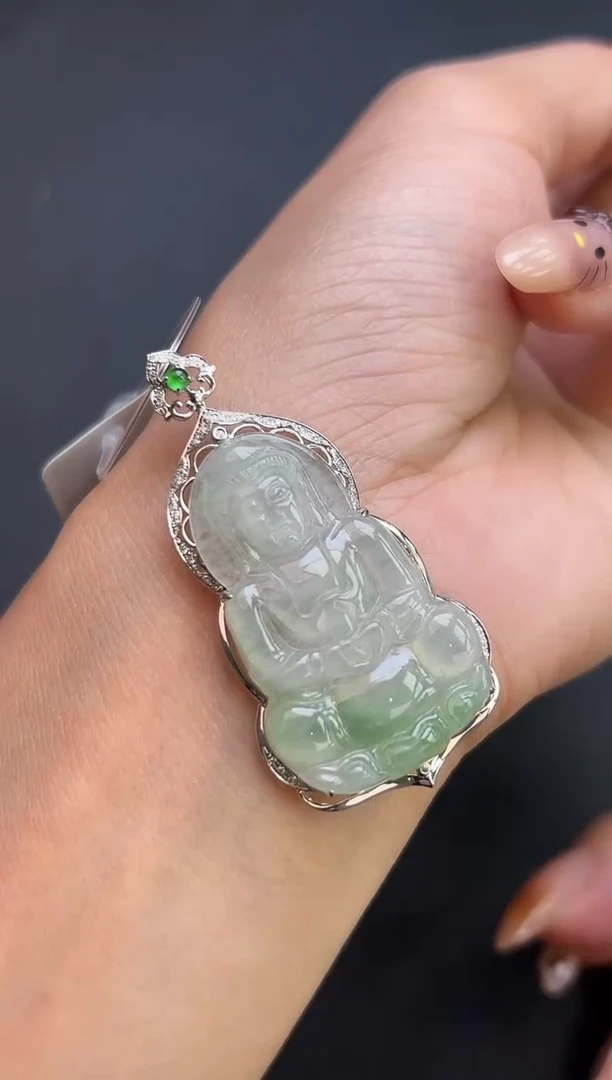 颈饰18K金镶嵌翡翠观音