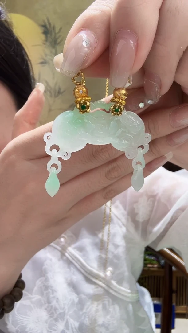 颈饰未镶嵌翡翠吊坠