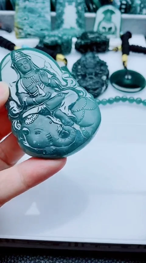 颈饰未镶嵌翡翠