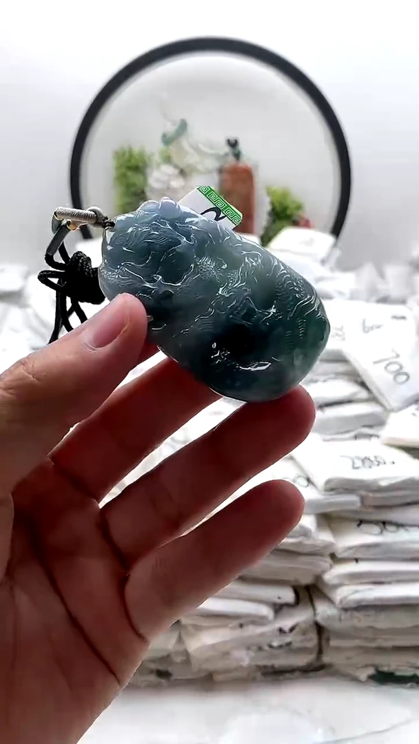 颈饰未镶嵌翡翠龙牌