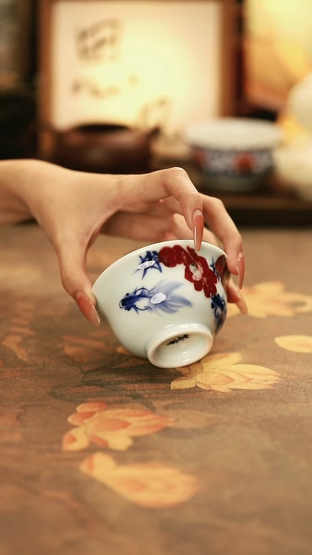 M203/东客/陶瓷釉里红芭蕉金鱼压手杯