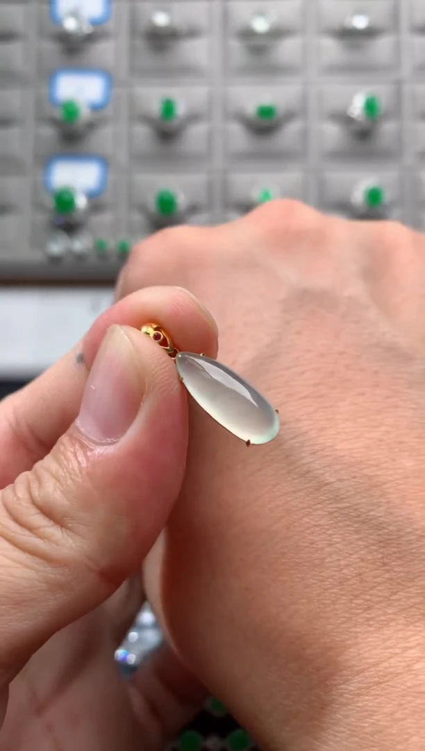 颈饰18K金镶嵌翡翠18K翡翠