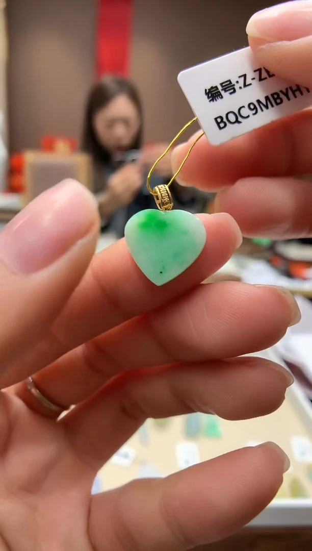 【闪购商品】翡翠颈饰18K金镶嵌爱心