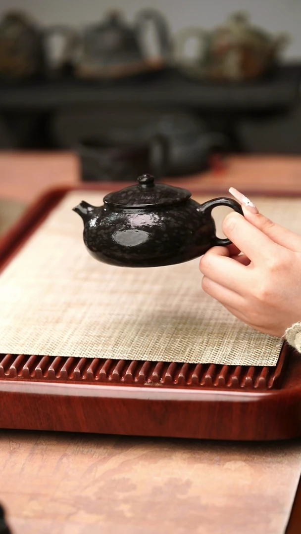 归玉堂冰碛岩重工雕刻透光鱼籽寒江壶220cc