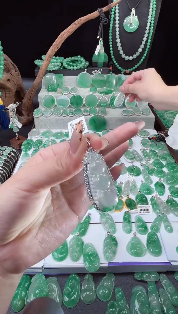 吊坠(赠链)合金石英质玉（非洲翠）25.105豆子