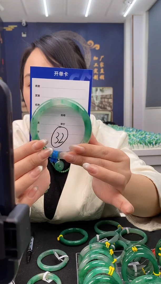 【闪购商品】石英质玉手镯未镶嵌32