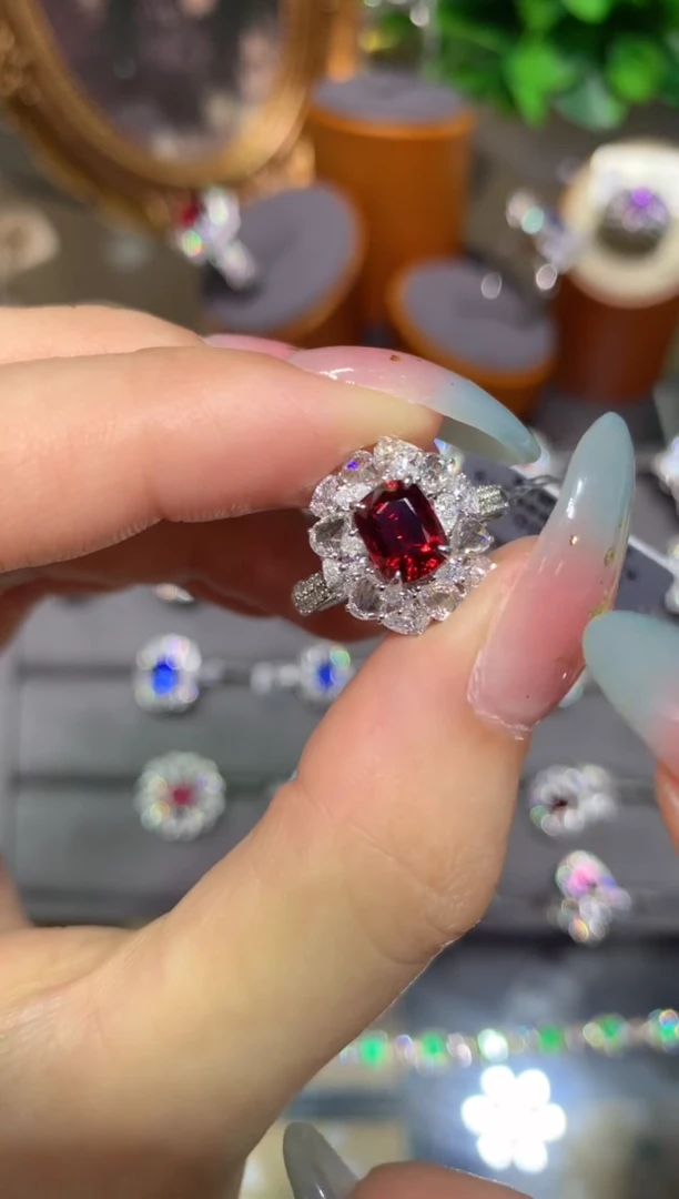 尖晶石戒指18K金镶嵌1.37CT  绝地武士