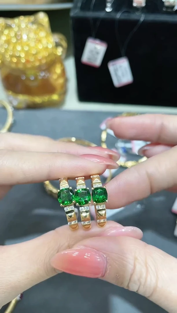 18K金镶嵌沙弗莱戒指 多样性发其一