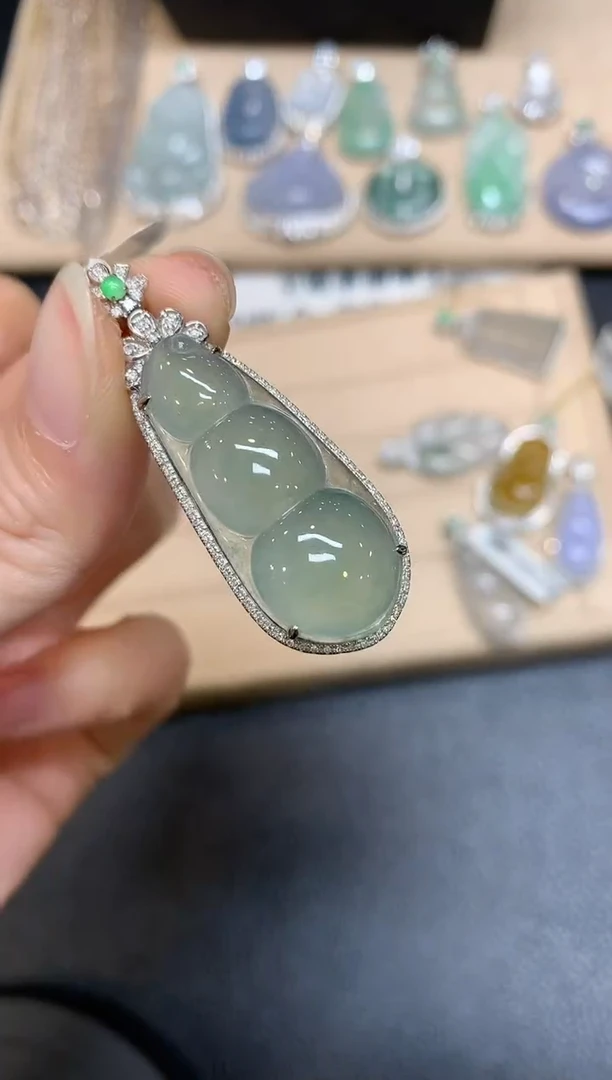 【闪购商品】翡翠颈饰18K金镶嵌福豆【无服务费