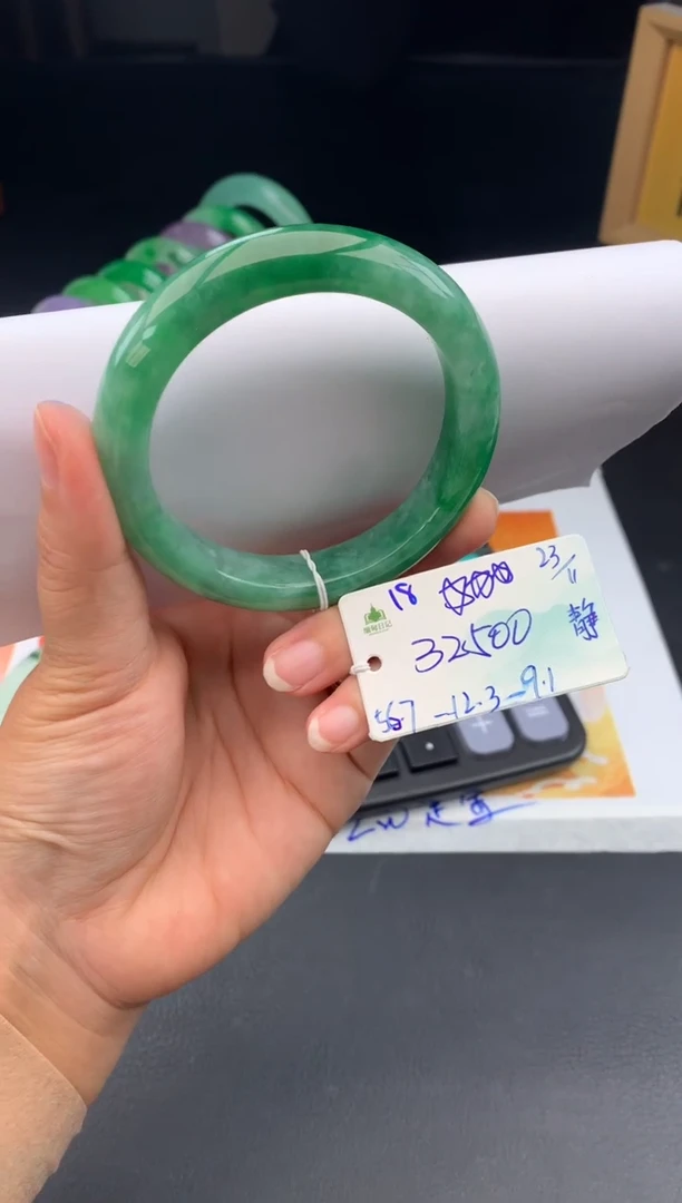 未镶嵌手镯翡翠?****p翡翠自带#送人#，假一赔三