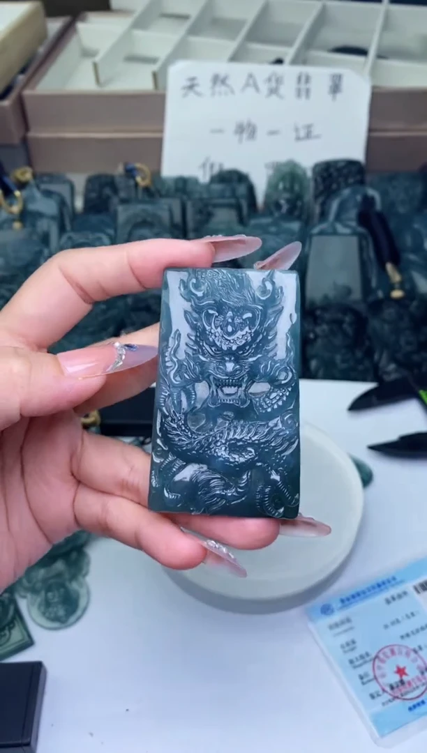 颈饰未镶嵌翡翠
