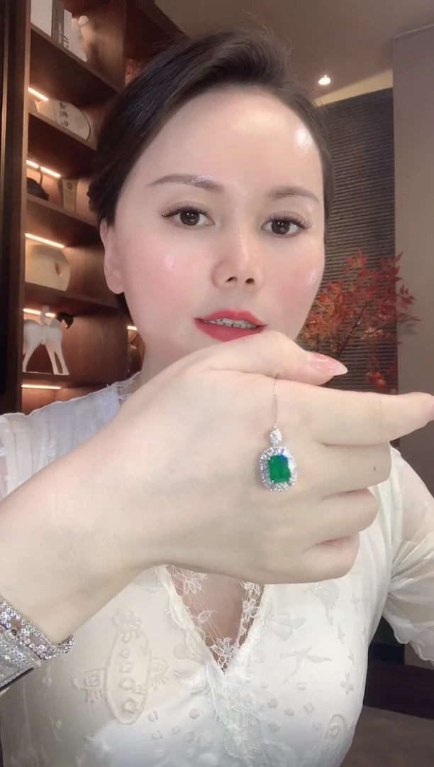18K金镶嵌吊坠(不含链)祖母绿C30