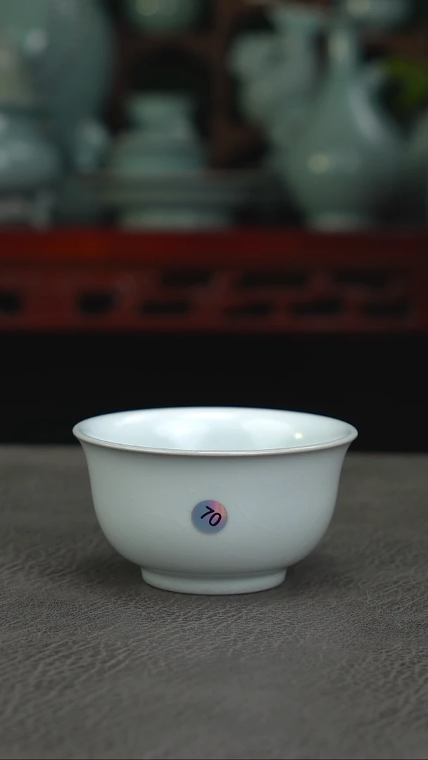 月白釉70号压手杯  微微瑕-二