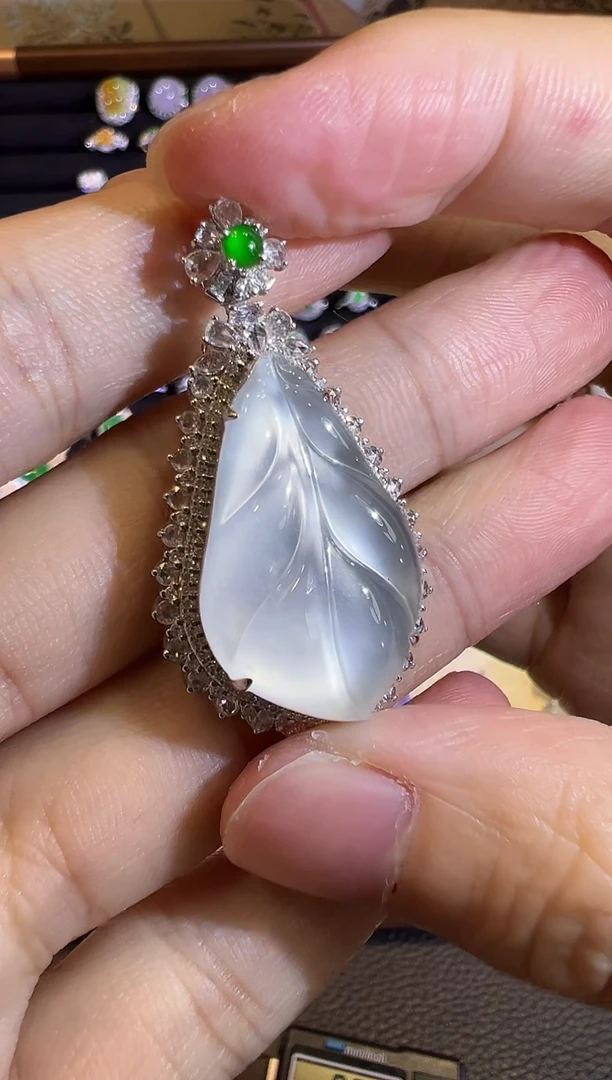 【闪购商品】翡翠吊坠(赠链)18K金镶嵌玻璃种茅台白树叶吊坠