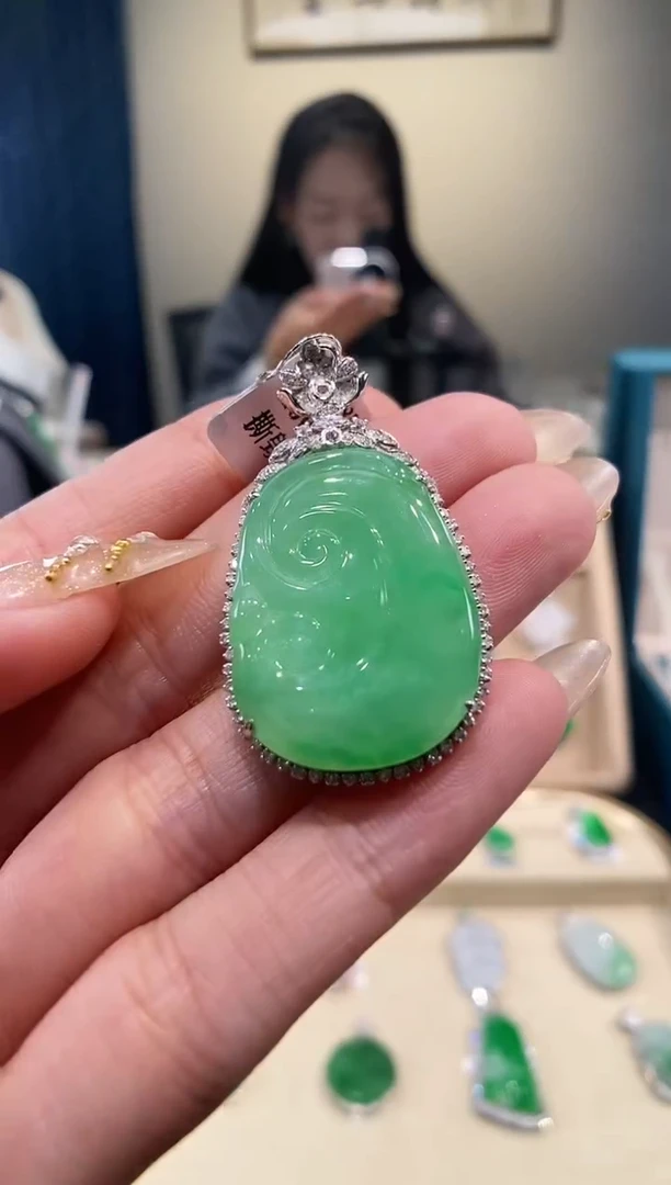 【闪购商品】翡翠颈饰18K金镶嵌如意