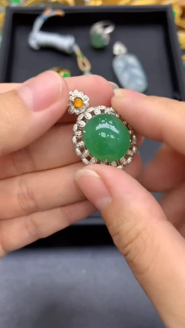 颈饰18K金镶嵌翡翠697-中国好珍宝