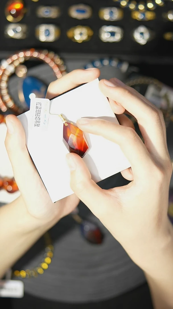 【闪购商品】琥珀裸石银S925镶嵌红蓝随型吊坠