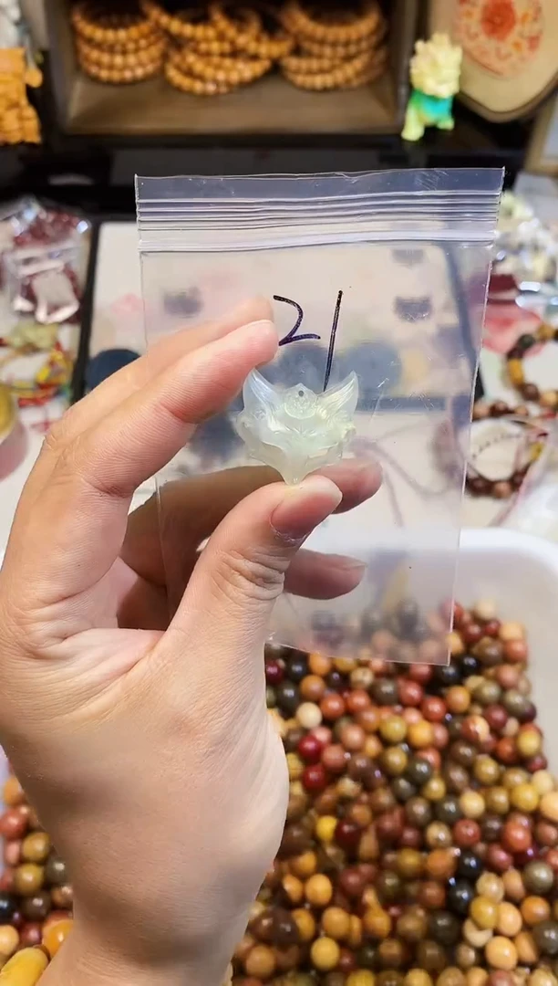 【闪购商品】蛇纹石玉颈饰未镶嵌21面具