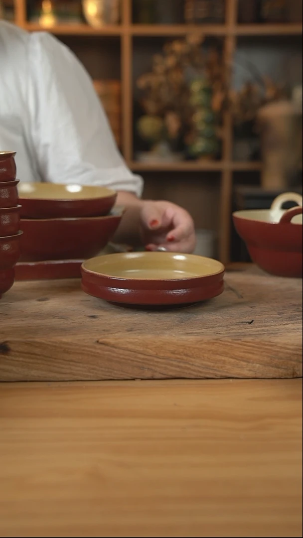 复古红色的6英寸折腰盘