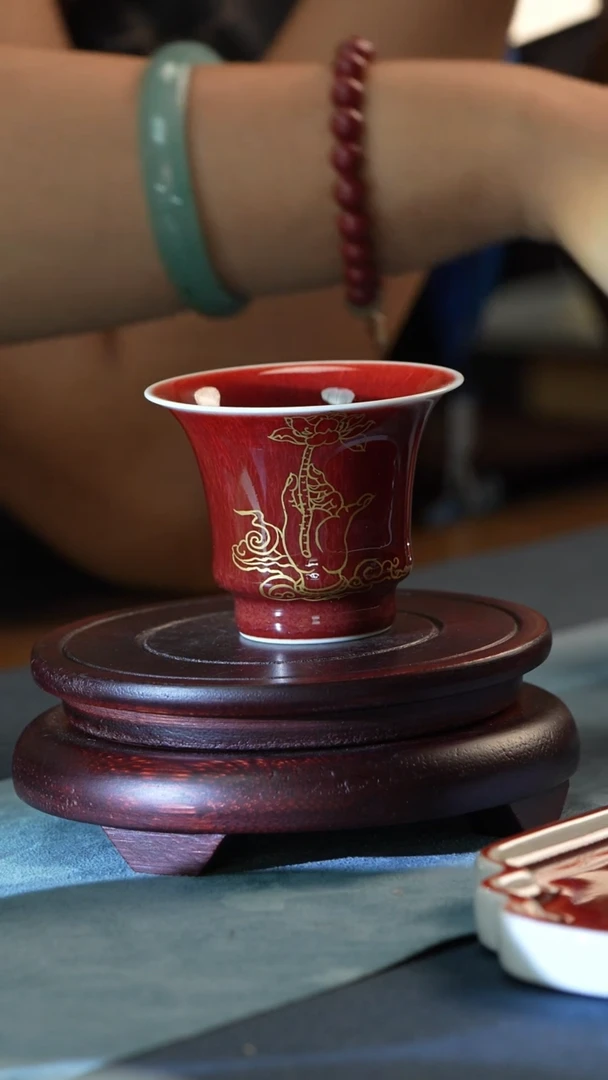 杯子非遗-徐建国-郎红描金手捧莲马蹄杯