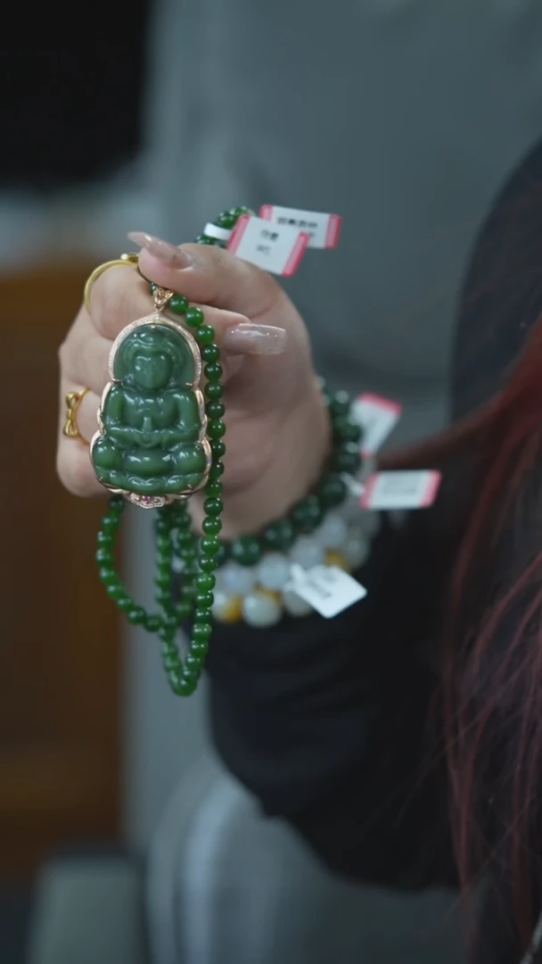 颈饰18K金镶嵌和田玉（碧玉）观音