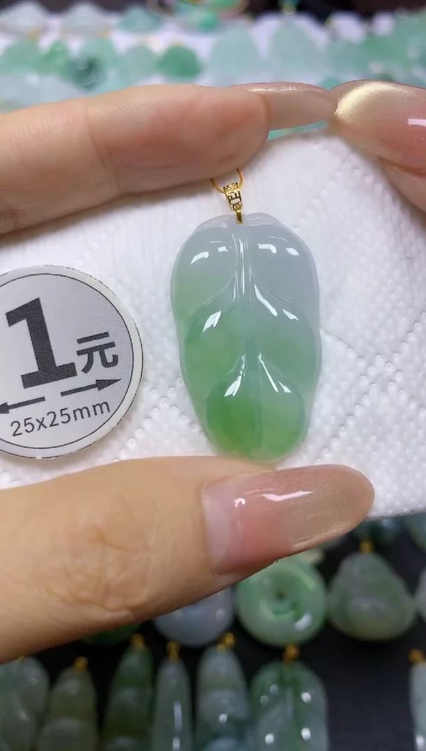 颈饰18K金镶嵌翡翠天然翡翠A货