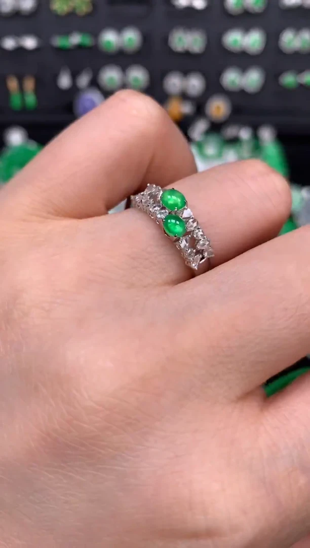 翡翠戒指18K金镶嵌冰阳绿蛋面戒指