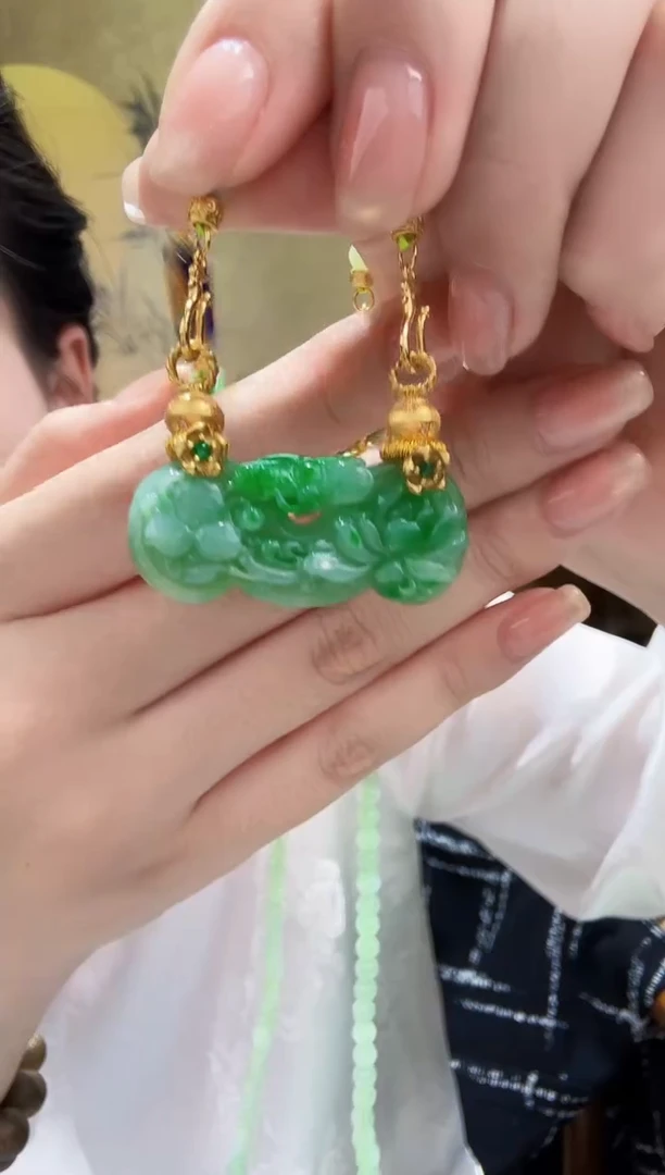颈饰未镶嵌翡翠吊坠
