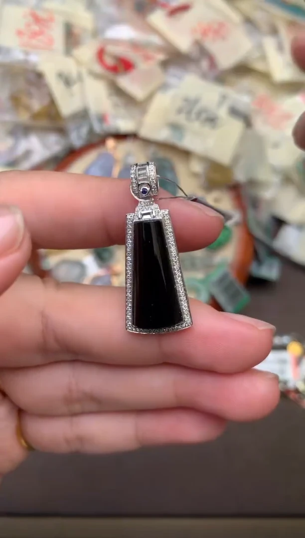 翡翠挂件18K金镶嵌—