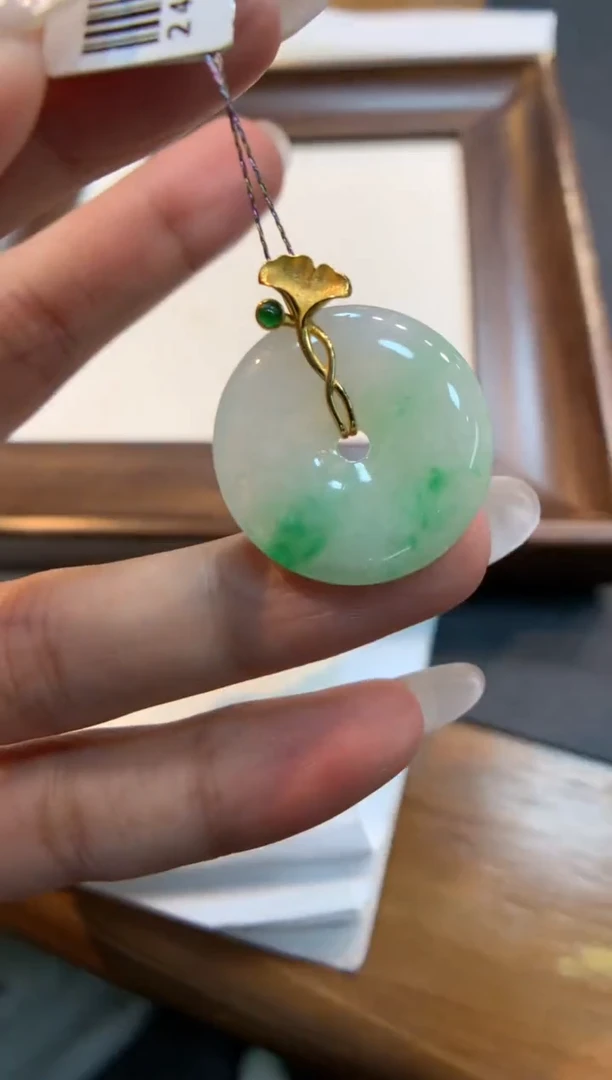 翡翠18K金镶嵌颈饰平安扣