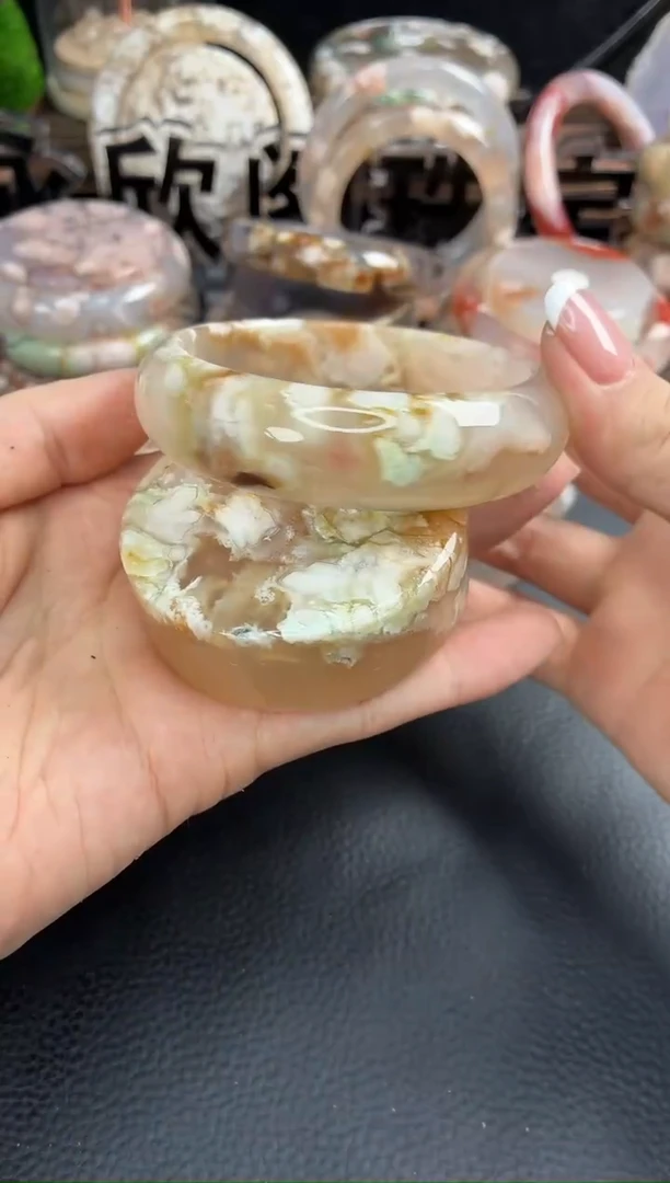 未镶嵌手镯（圆镯）石英质玉57