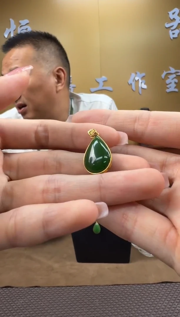 颈饰18K金镶嵌和田玉挂件（多样性发一）980