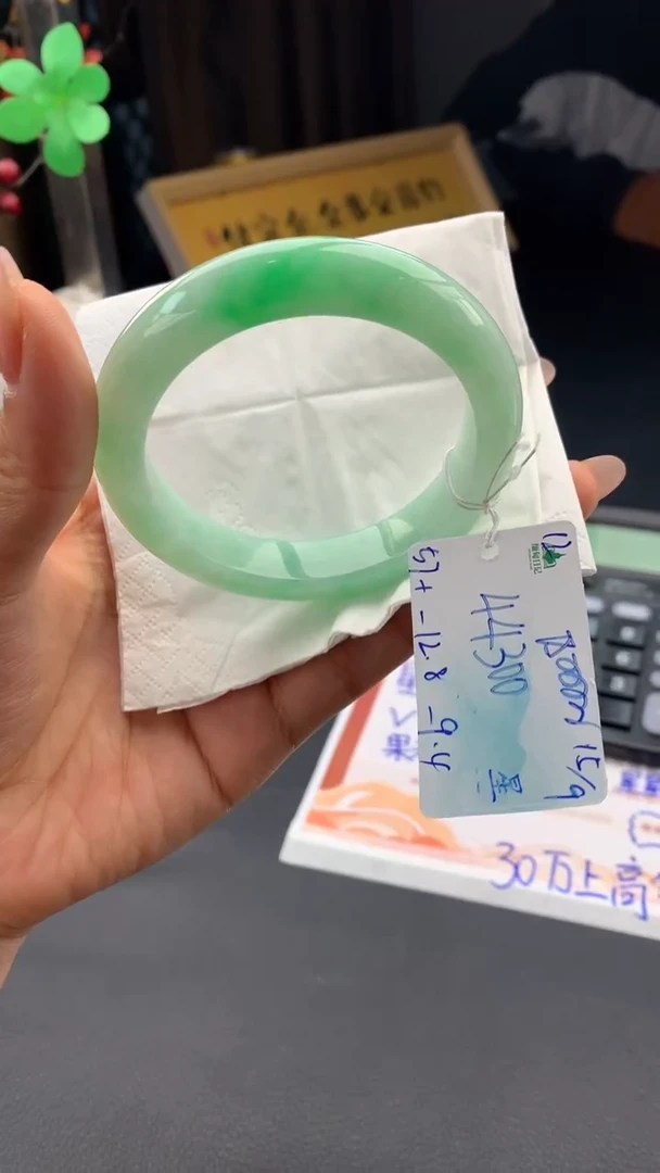 未镶嵌手镯翡翠自带#送人#，联系客服核对地址~