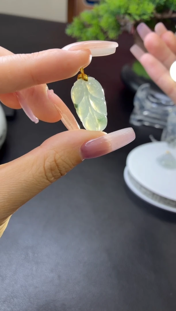 吊坠(不含链)18K金镶嵌翡翠吊坠（配皮绳！）