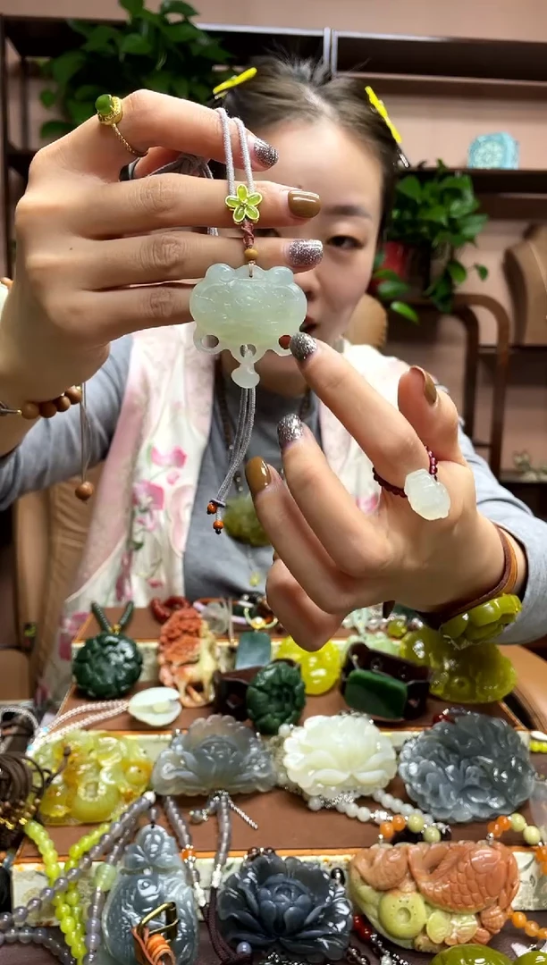 未镶嵌岫玉颈饰·