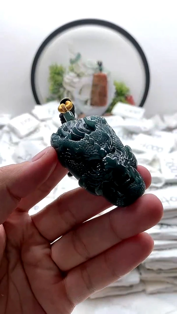 颈饰未镶嵌翡翠龙牌