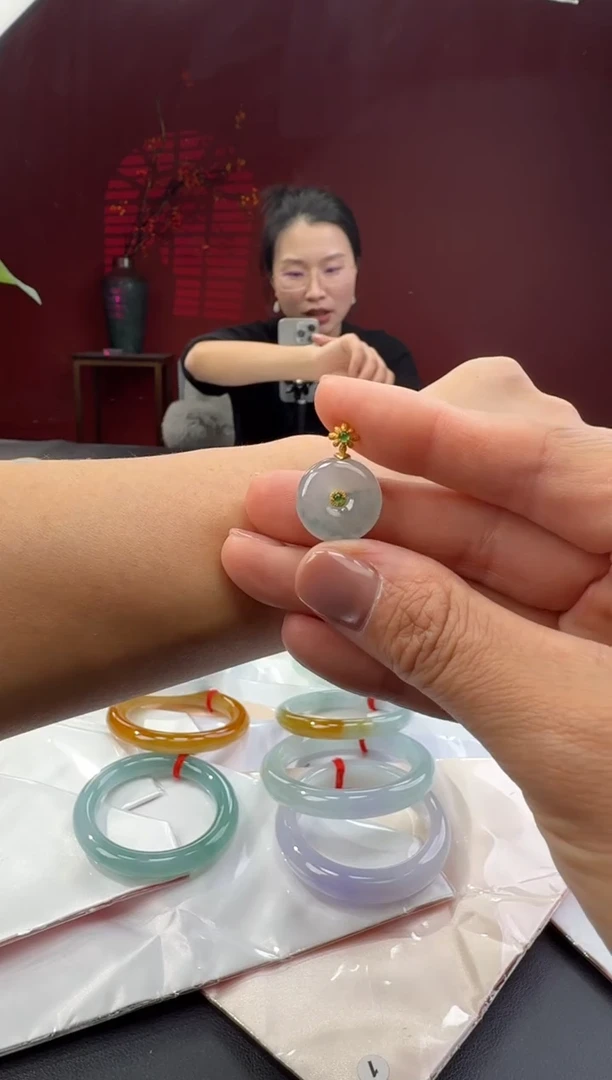 颈饰18K金镶嵌翡翠平安扣