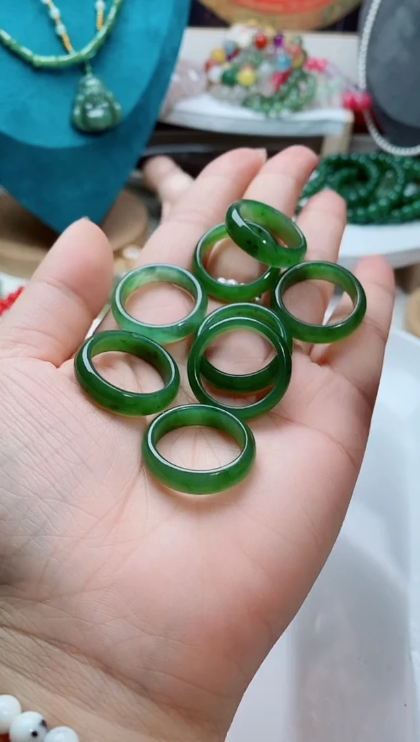 和田玉（碧玉）戒指未镶嵌A4略微有黑点多样性发其一